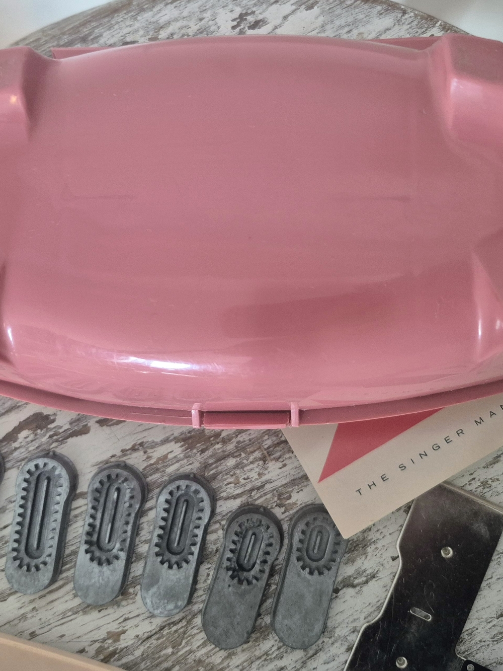 Singer Pink Buttonholer Accessory Set - Picture 4 of 6